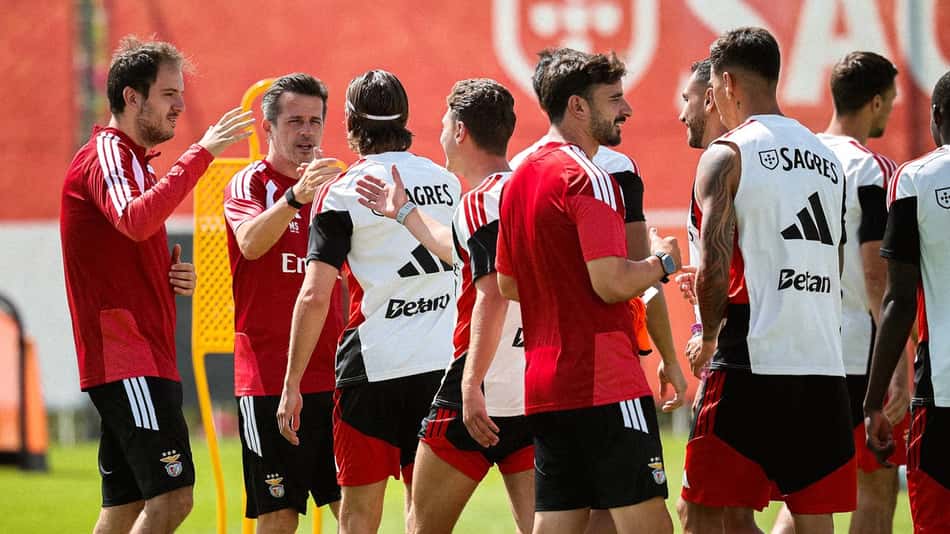 Marco Silva em conversa com os jogadores do Benfica