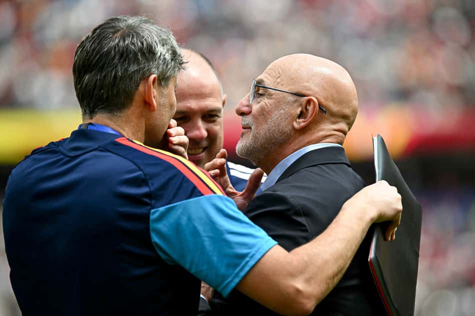 Luis de la Fuente, de terno preto, é o técnico da Espanha na Copa do Mundo de 2026