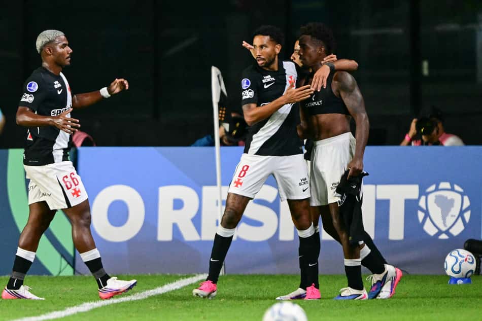 Thiago Mendes tira a camisa e comemora gol marcado pelo Vasco contra o Independiente Medellín