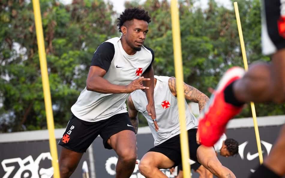 Thiago Mendes durante treino do Vasco