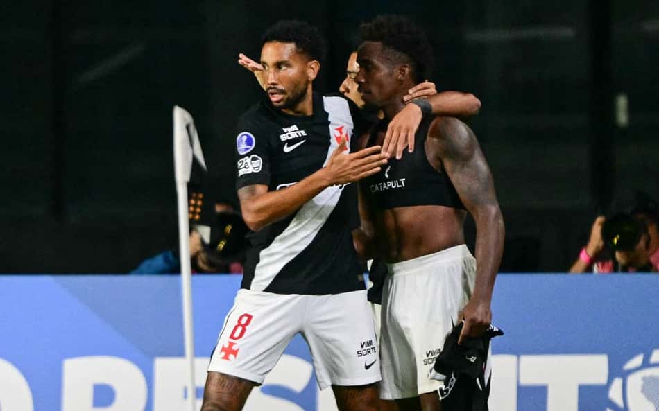 Thiago Mendes tira a camisa e comemora gol marcado pelo Vasco contra o Independiente Medellín