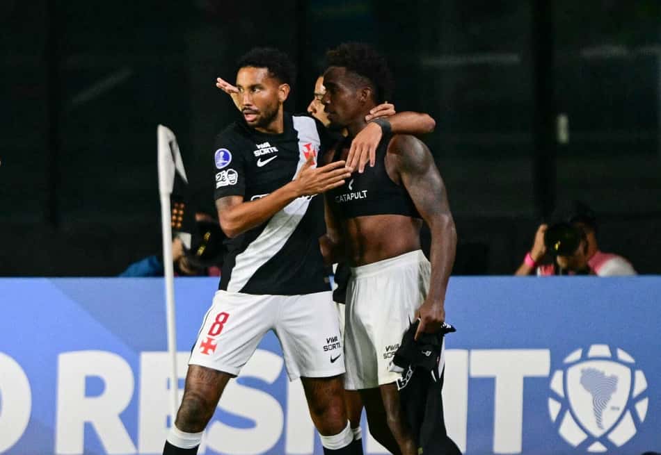 Thiago Mendes tira a camisa e comemora gol marcado pelo Vasco contra o Independiente Medellín