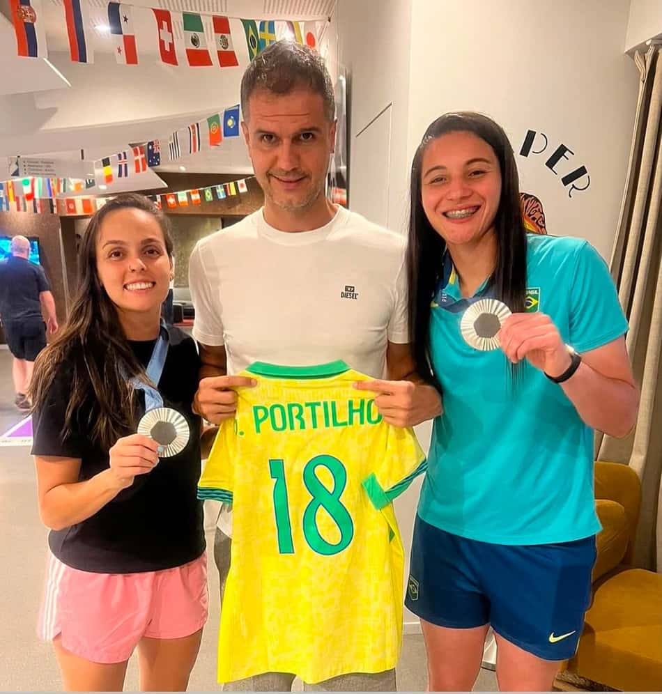 Thiago Taveira ao lado de Gabi Portilho e Lorena. (reprodução/redes sociais)