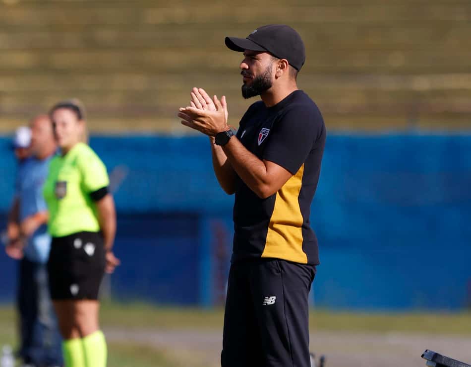 Thiago Viana à beira de campo em Grêmio Mauaense e São Paulo, pela Copa do Brasil Feminina. ( Rubens Chiri / São Paulo FC)