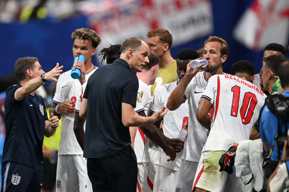 Thomas Tuchel conversa com jogadores durante pausa para hidratação em Inglaterra x RD Congo pela Copa do Mundo