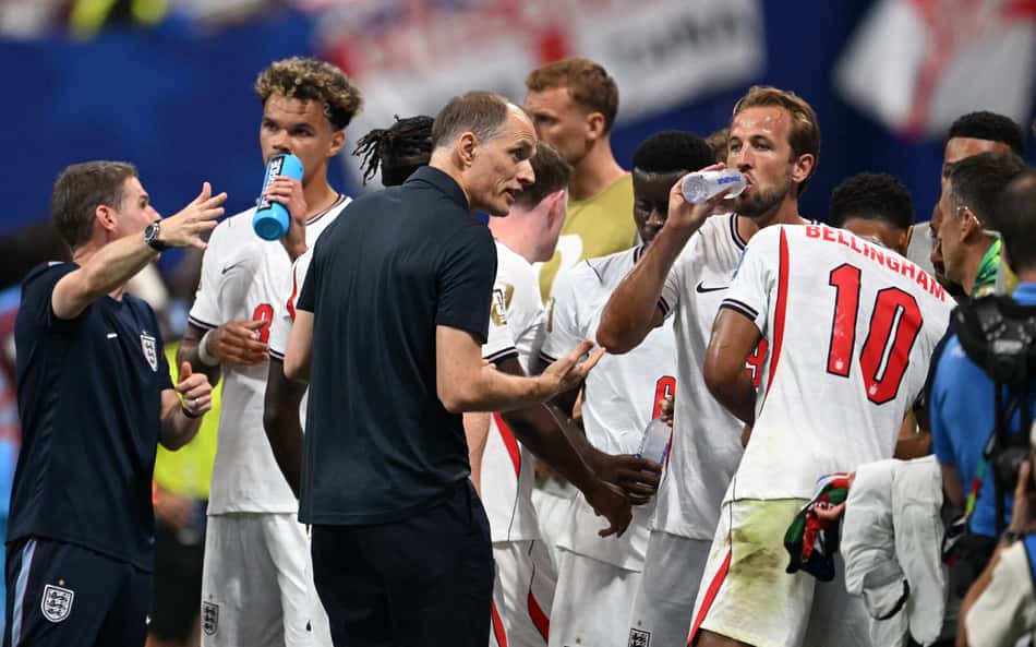 Thomas Tuchel conversa com jogadores durante pausa para hidratação em Inglaterra x RD Congo pela Copa do Mundo