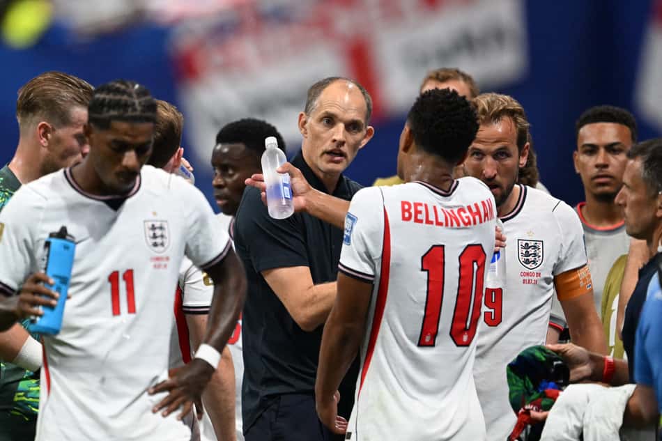 Thomas Tuchel conversa com jogadores durante pausa para hidratação em Inglaterra x RD Congo pela Copa do Mundo
