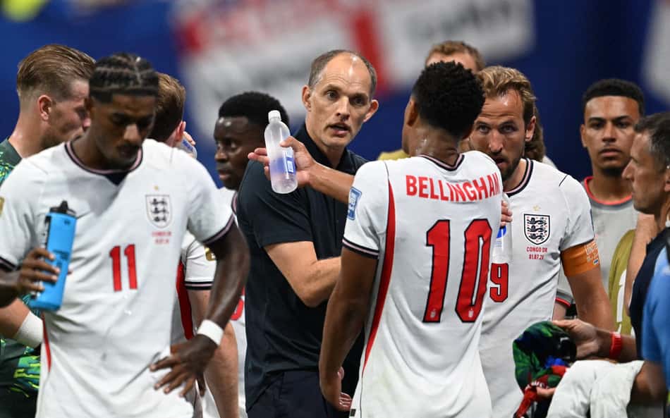 Thomas Tuchel conversa com jogadores durante pausa para hidratação em Inglaterra x RD Congo pela Copa do Mundo