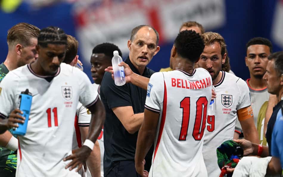 Thomas Tuchel conversa com jogadores durante pausa para hidratação em Inglaterra x RD Congo pela Copa do Mundo