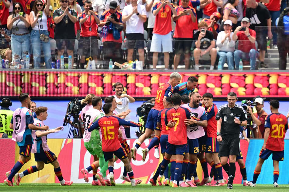 Time da Espanha reunido comemora gol da classificação contra a Bélgica
