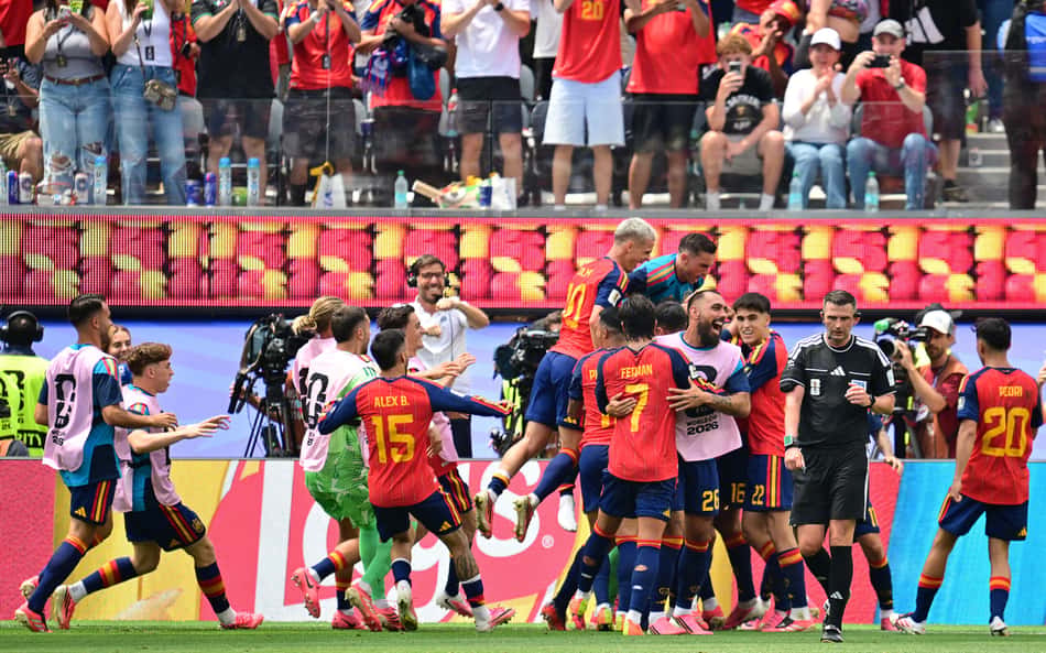 Time da Espanha reunido comemora gol da classificação contra a Bélgica