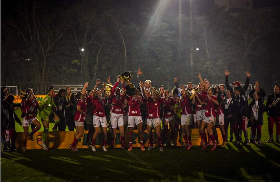 Time do Inter feminino reunido com troféu de campeão do Gauchão sub-20
