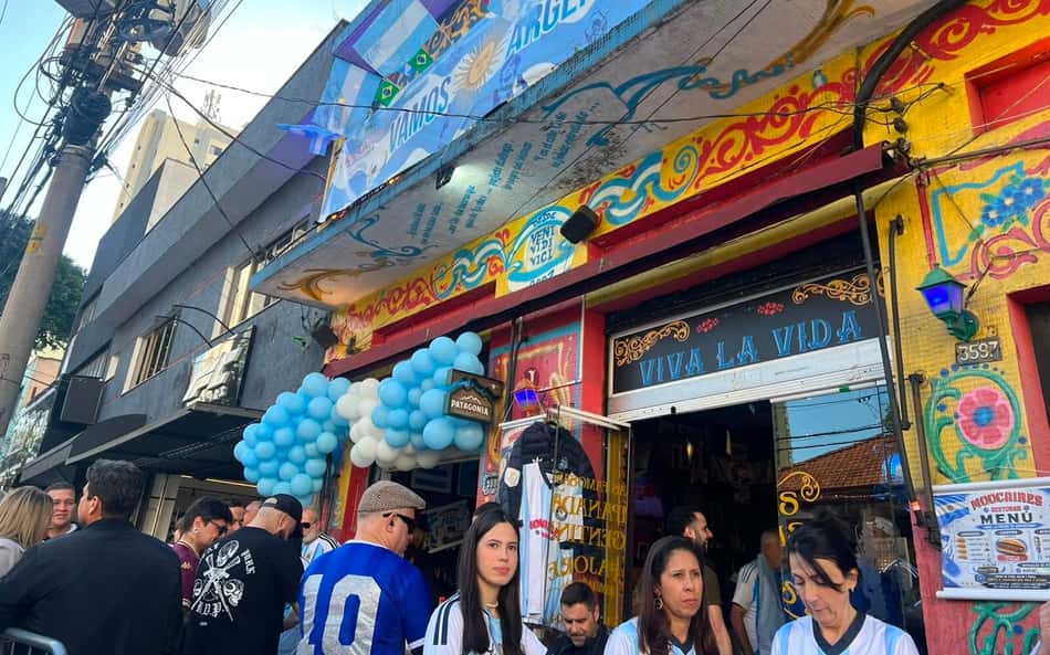 Argentinos lotam bar em São Paulo e projetam drama contra Inglaterra