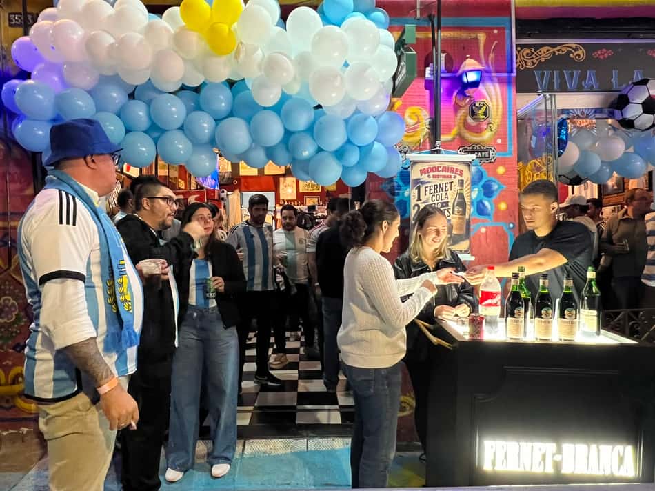Torcedores com camisa da Argentina em um bar de São Paulo