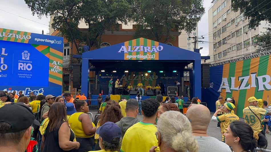 Torcedores reunidos no Alzirão