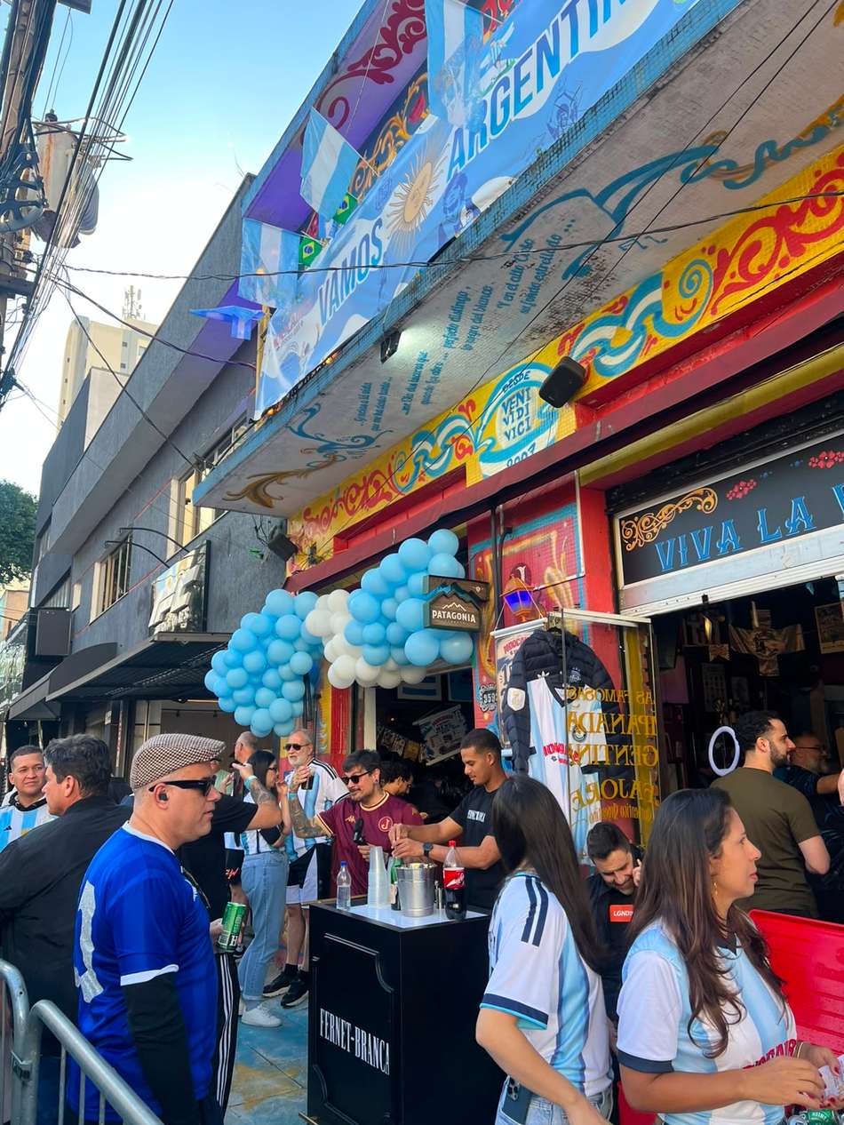 Argentinos no Moocaires, bar da Zona Leste de São Paulo para assistir ao duelo entre Inglaterra e Argentina