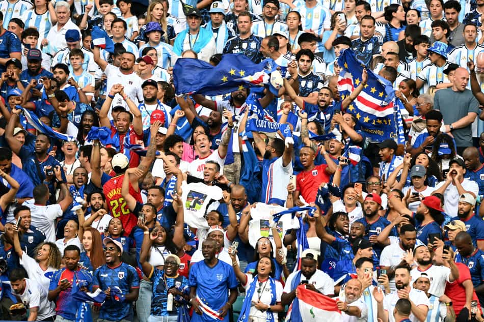 Torcedores de Cabo Verde comemoram após o meio-campista número 14, Deroy Duarte, marcar o primeiro gol de sua equipe durante a partida de futebol das oitavas de final da Copa do Mundo de 2026 entre Argentina e Cabo Verde, no Estádio de Miami