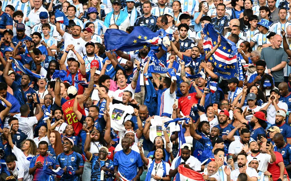 Torcedores de Cabo Verde comemoram muito gol de empate contra a Argentina