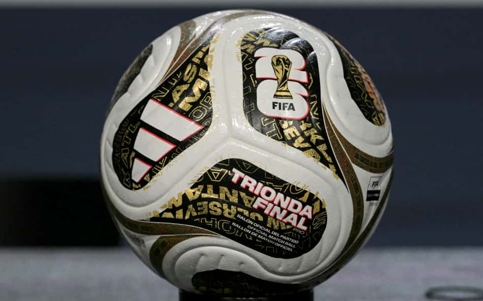 A bola oficial da final da Copa do Mundo de 2026 é exibida durante entrevista coletiva no Javits Center, em Nova York
