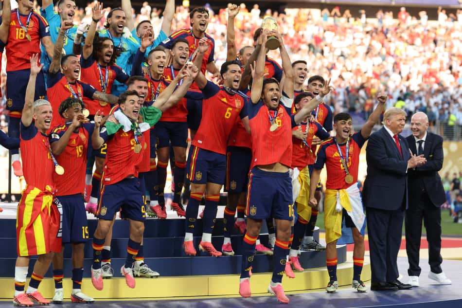 O meio-campista espanhol número 16, Rodri, ergue o troféu com seus companheiros de equipe após a vitória na final da Copa do Mundo de 2026 entre Espanha e Argentina, no Estádio Nova York/Nova Jersey, em East Rutherford, em 19 de julho de 2026
