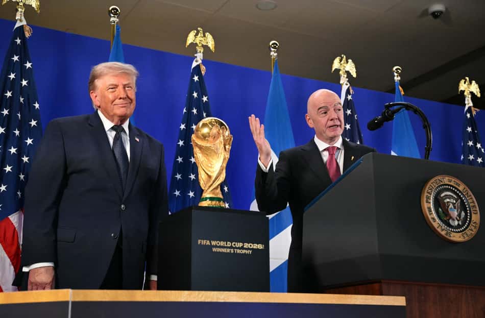Donald Trump e Gianni Infantino com o troféu da Copa do Mundo