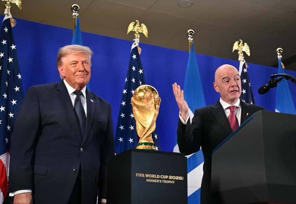 Donald Trump e Gianni Infantino com o troféu da Copa do Mundo