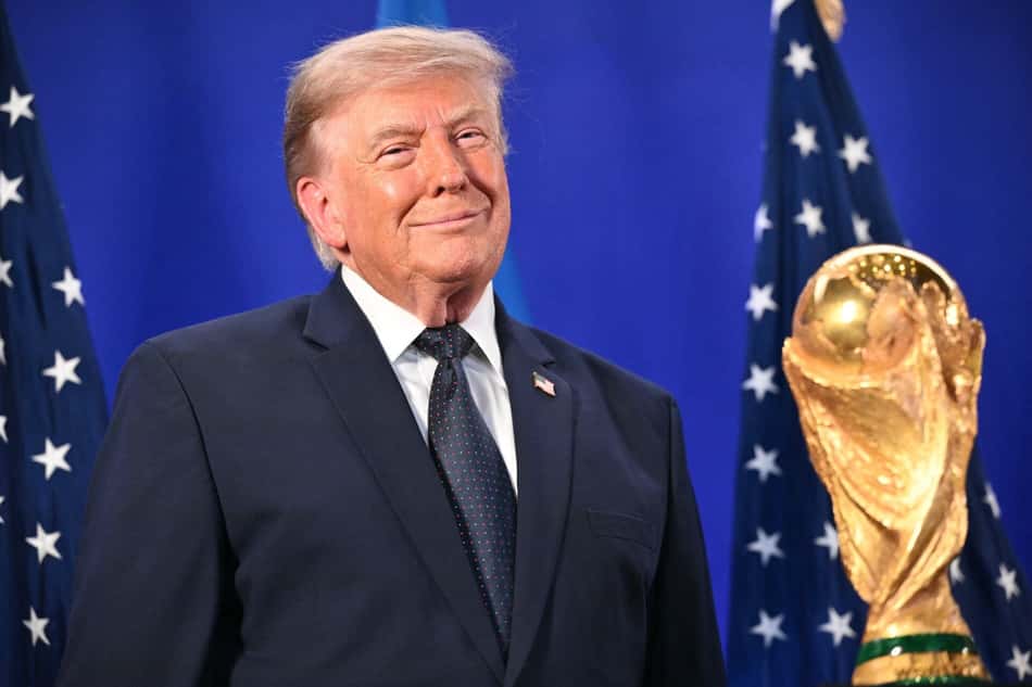 Donald Trump posa ao lado do troféu da Copa do Mundo