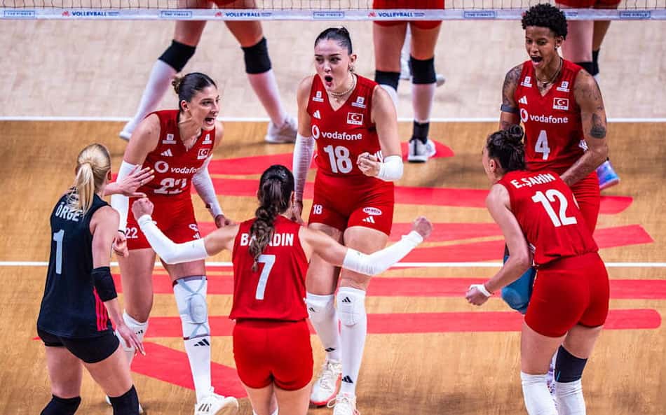 Jogadoras da seleção turca de vôlei feminino se reúnem no centro da quadra para comemorar ponto marcado diante da China, na semifinal da Liga das Nações