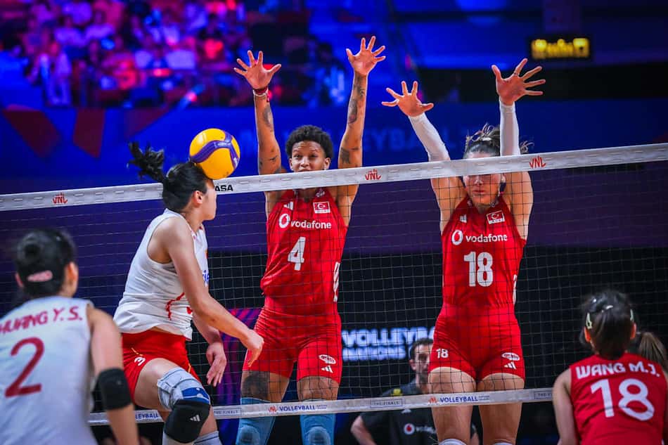 Bloqueio da Turquia, com Melissa Vargas e Zehra Gunes, para jogada de ataque da China na semifinal da Liga das Nações