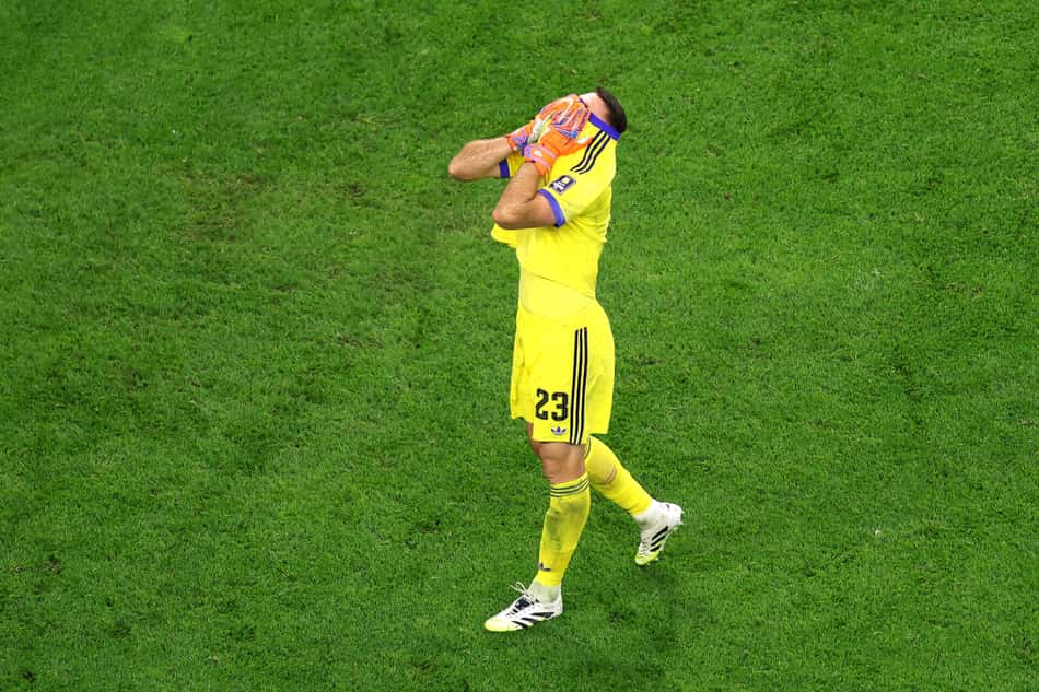 Unai Simón, da Espanha, comemora a vitória da equipe por 2 a 0 na semifinal da Copa do Mundo da FIFA 2026 entre França e Espanha.