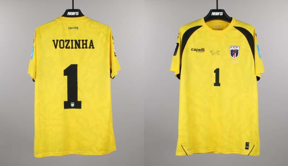 Camisa leiloada de Vozinha, que bateu recorde no leilão.