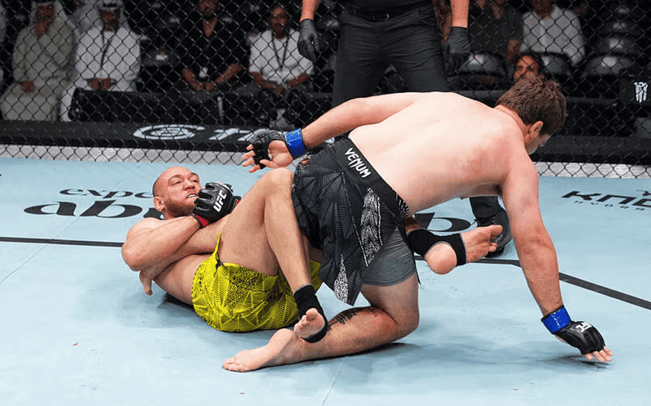 Valter Walker tenta chave de calcanhar em Thomas Petersen no UFC Abu Dhabi
