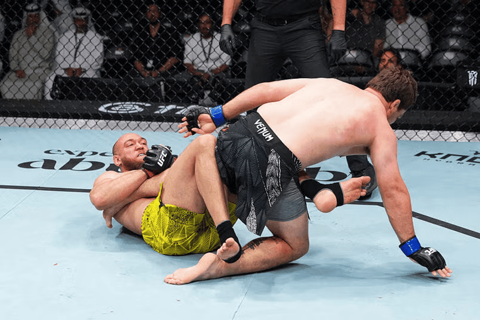 Valter Walker tenta chave de calcanhar em Thomas Petersen no UFC Abu Dhabi