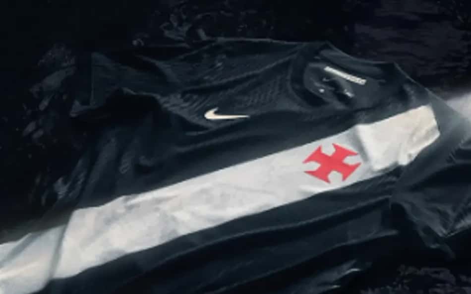 Modelo da camisa preta do Vasco produzida pela Nike