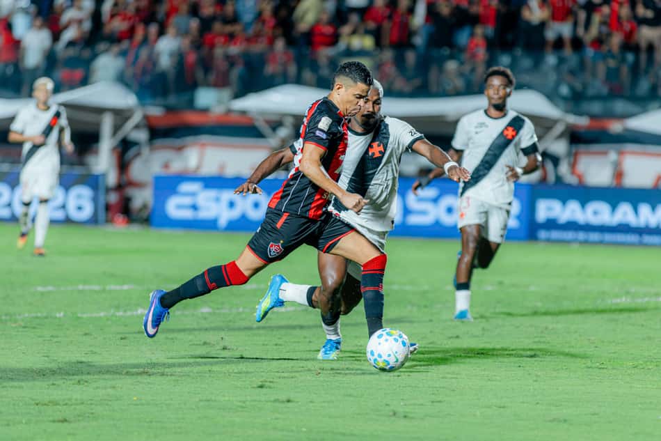 Erick, do Vitória, finaliza na partida contra o Vasco, pelo Brasileirão