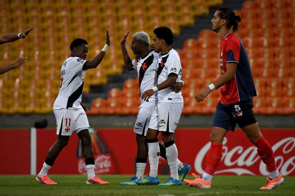 Jogadores do Vasco comemoram gol contra o Independiente Medellín pela Sul-Americana