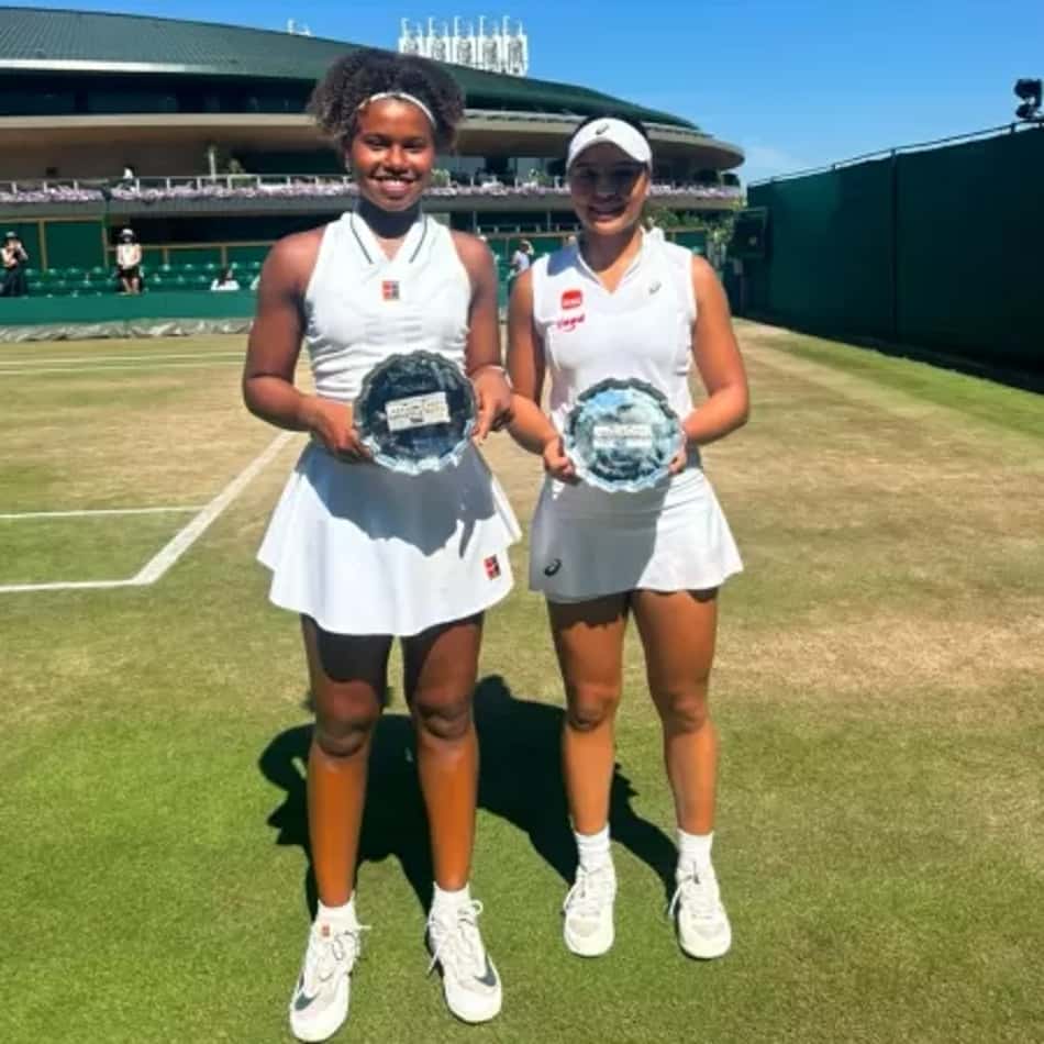 Victoria Barros e Naná posam para foto com os pratos do vice-campeonato juvenil nas duplas de Wimbledon 2026