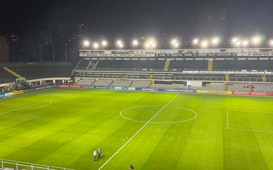 Vila Belmiro sendo preparada para duelo pela Sul-Americana. (Foto: Juliana Yamaoka/ Lance!)