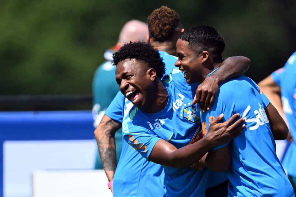 Vini Jr. e Endrick se divertem durante treino da Seleção Brasileira na Copa do Mundo 2026 (Foto: MAURO PIMENTEL / AFP)