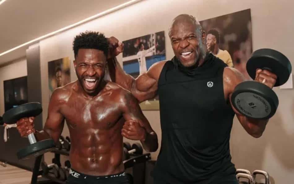 Vini Jr sem camisa em foto com Terry Cres com pesos de academia