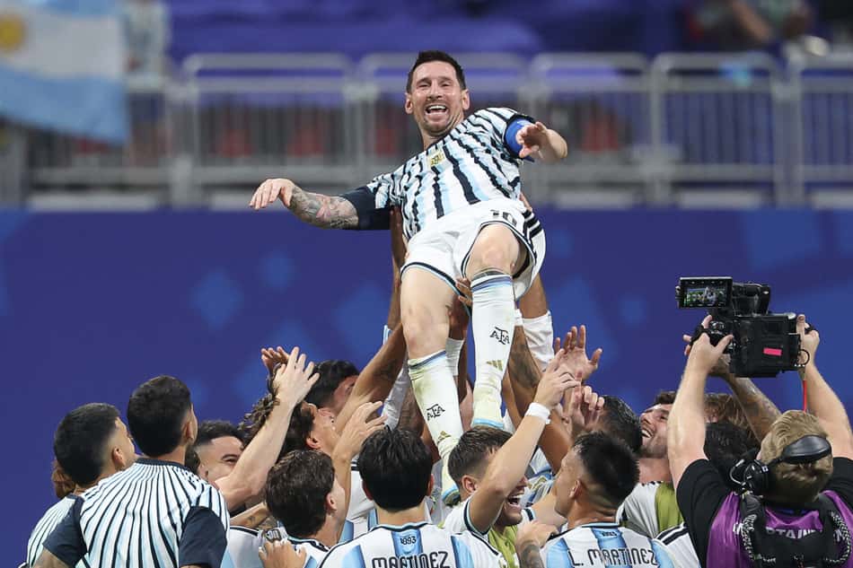 Sorrindo, Messi é levantado por jogadores da Argentina após classificação às quartas de final