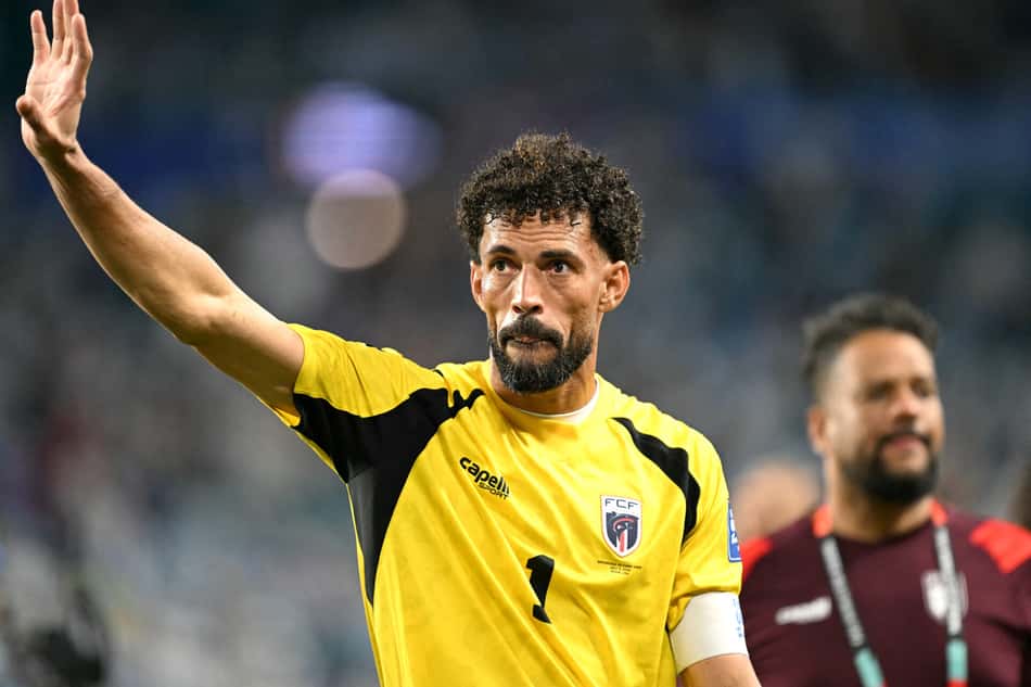 O goleiro de Cabo Verde, número 01, Vozinha, acena após a derrota na partida de 32 avos de final da Copa do Mundo de 2026 entre Argentina e Cabo Verde, no Estádio de Miami
