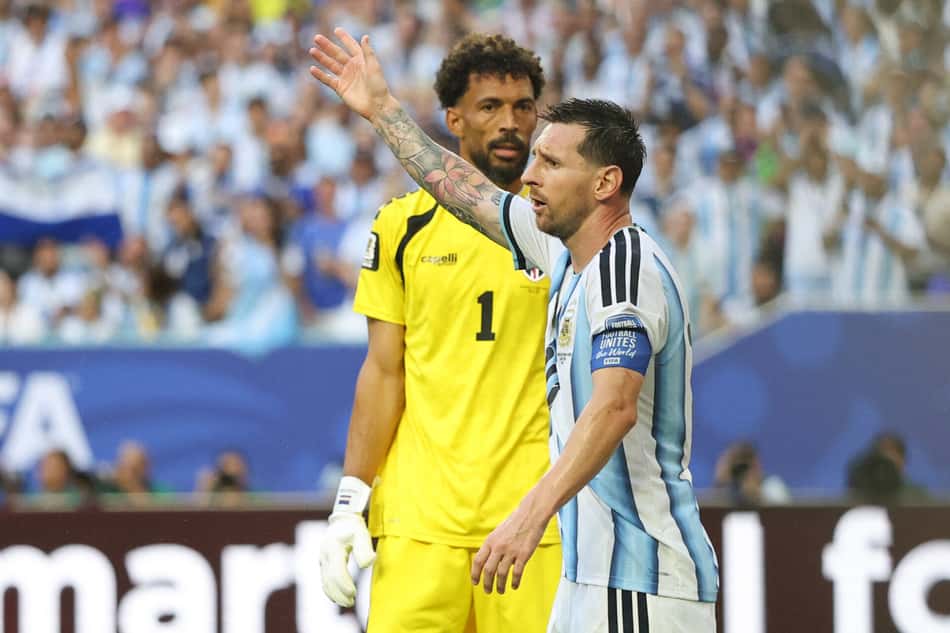 O atacante argentino número 10, Lionel Messi, e o goleiro cabo-verdiano número 1, Vozinha, gesticulam durante a partida de futebol das oitavas de final da Copa do Mundo de 2026 entre Argentina e Cabo Verde, no Estádio de Miami