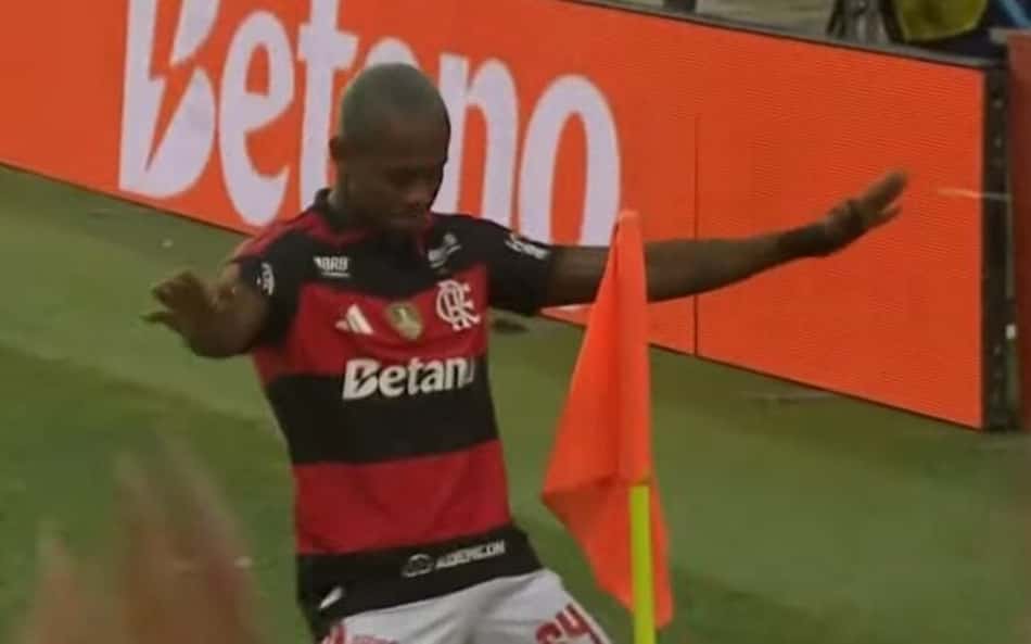 Wallace Yan faz comemoração de Vini Jr após gol em Benfica x Flamengo