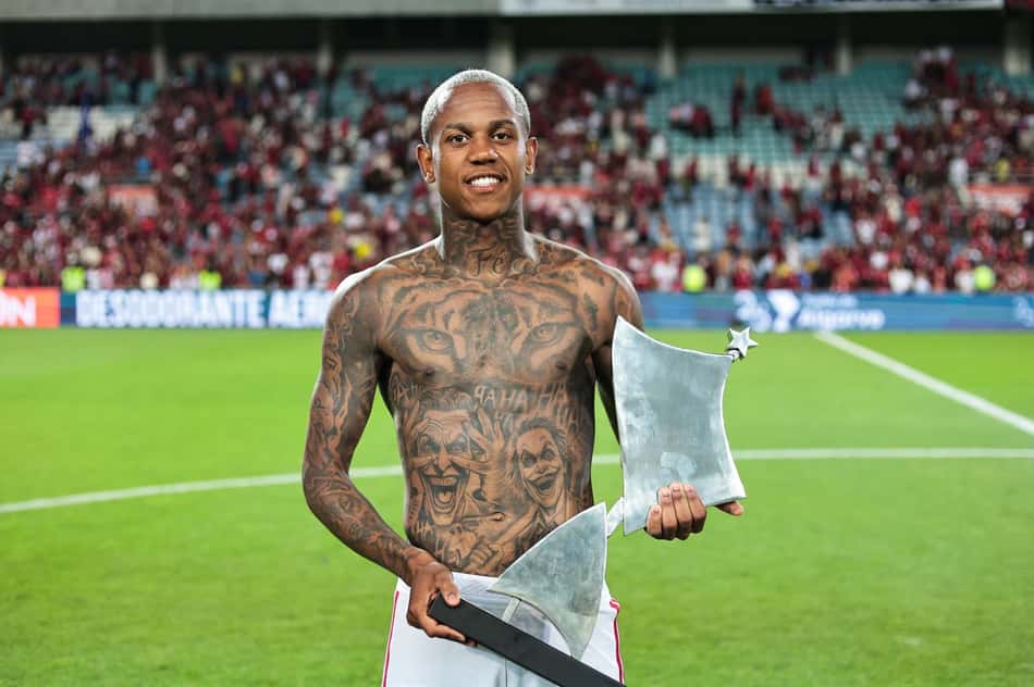 Wallace Yan com o Troféu do Algarve após vitória do Flamengo sobre o Benfica