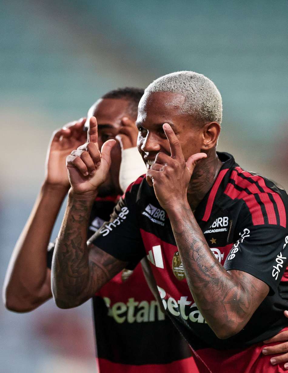 Wallace Yan e Lorran comemoram gol no amistoso do Flamengo contra o Lausanne-Sport
