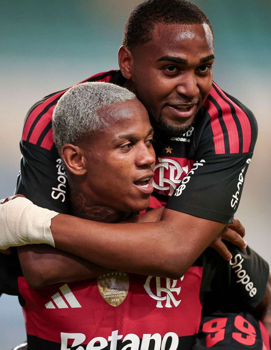 Wallace Yan e Lorran comemoram gol no amistoso do Flamengo contra o Lausanne-Sport