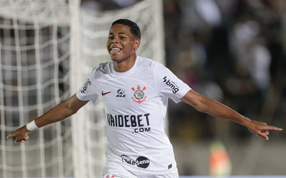 Wesley corre com a língua para fora e sorrindo vestindo a camisa branca do Corinthians