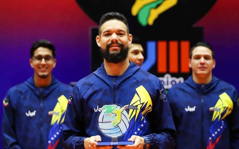 Willner Rivas, capitão de vôlei da seleção da Venezuela, recebe prêmio (Foto: Reprodução/Instagram)