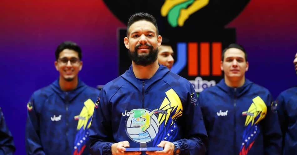 Willner Rivas, capitão de vôlei da seleção da Venezuela, recebe prêmio (Foto: Reprodução/Instagram)